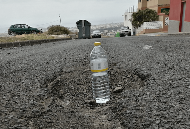 Imagen de uno de los baches de la calle Miño, en Caserones altos / TA